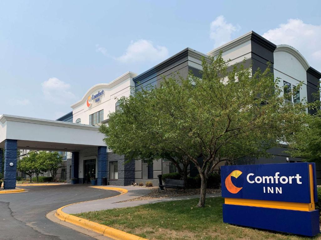 a confident inn sign in front of a building at Comfort Inn Saint Paul East in Oakdale