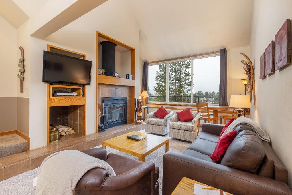 salon z dwiema kanapami i kominkiem w obiekcie 2130 Pines Condo w mieście Keystone