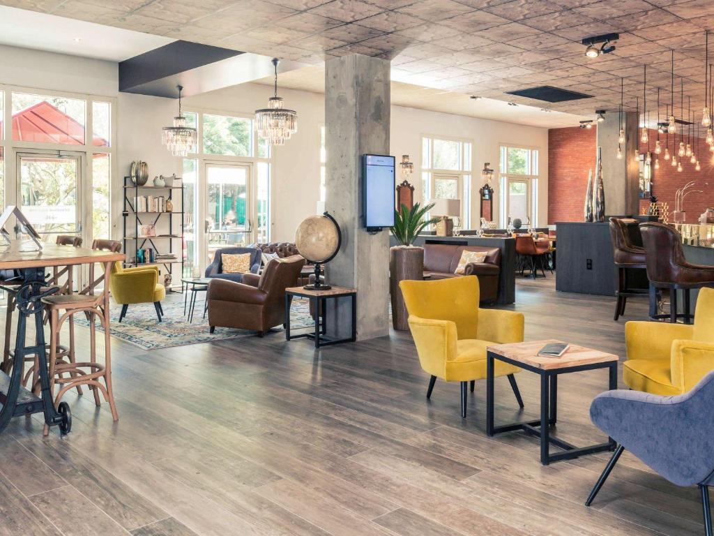 een winkel met stoelen en tafels in een kamer bij Mercure Paris Porte de Pantin in Pantin