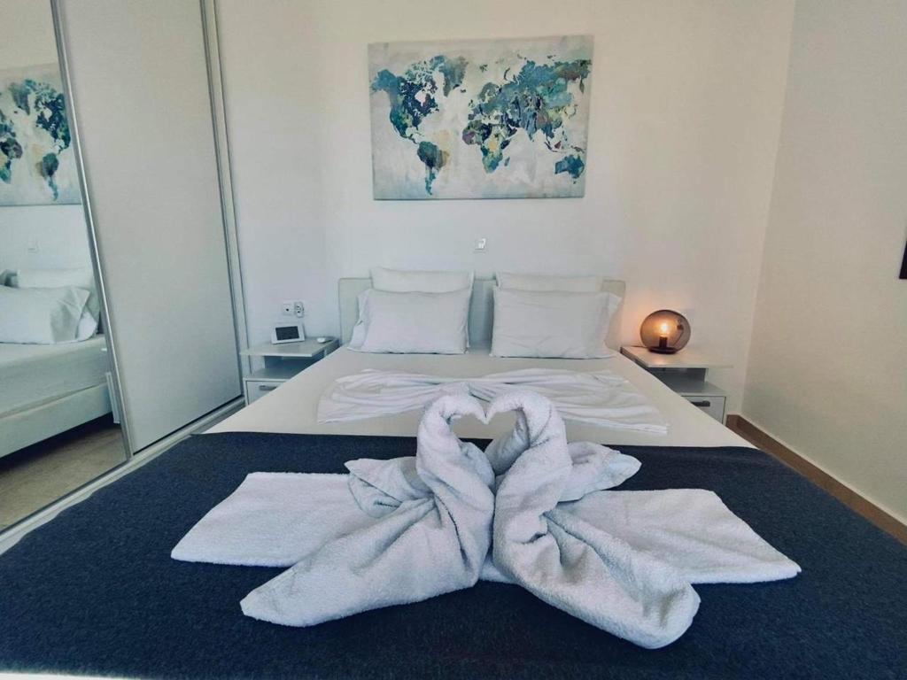 um quarto com uma cama com toalhas em Arbutus - Relaxing apartment with Fantastic Views em Georgioupolis