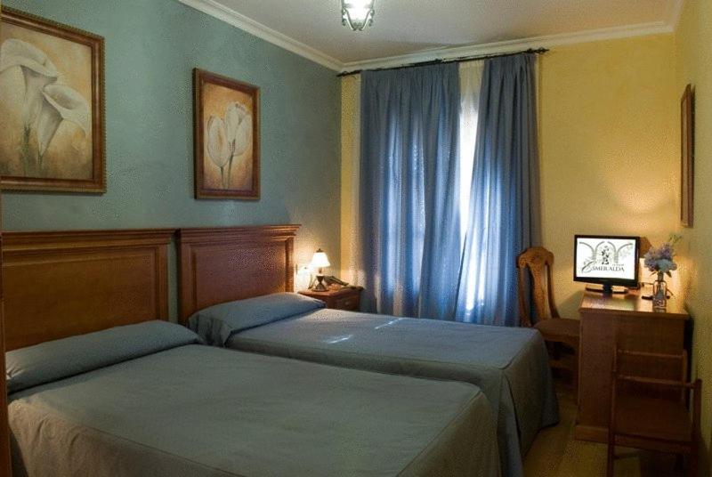 Posteľ alebo postele v izbe v ubytovaní Hotel Esmeralda