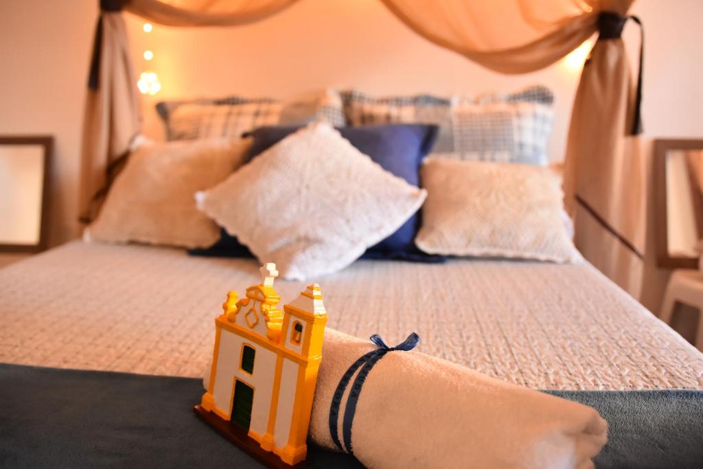 Dos camas con un castillo de juguete encima. en Arraial Casinha Centro en Arraial d'Ajuda