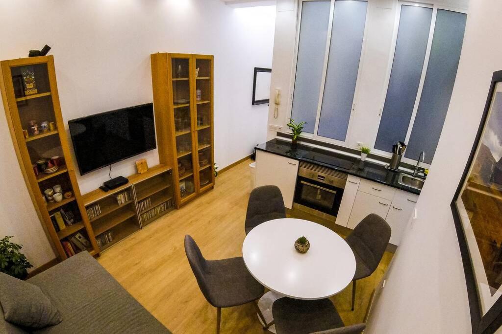 A television and/or entertainment centre at Piso VIP Anton Martin. Madrid Centro.