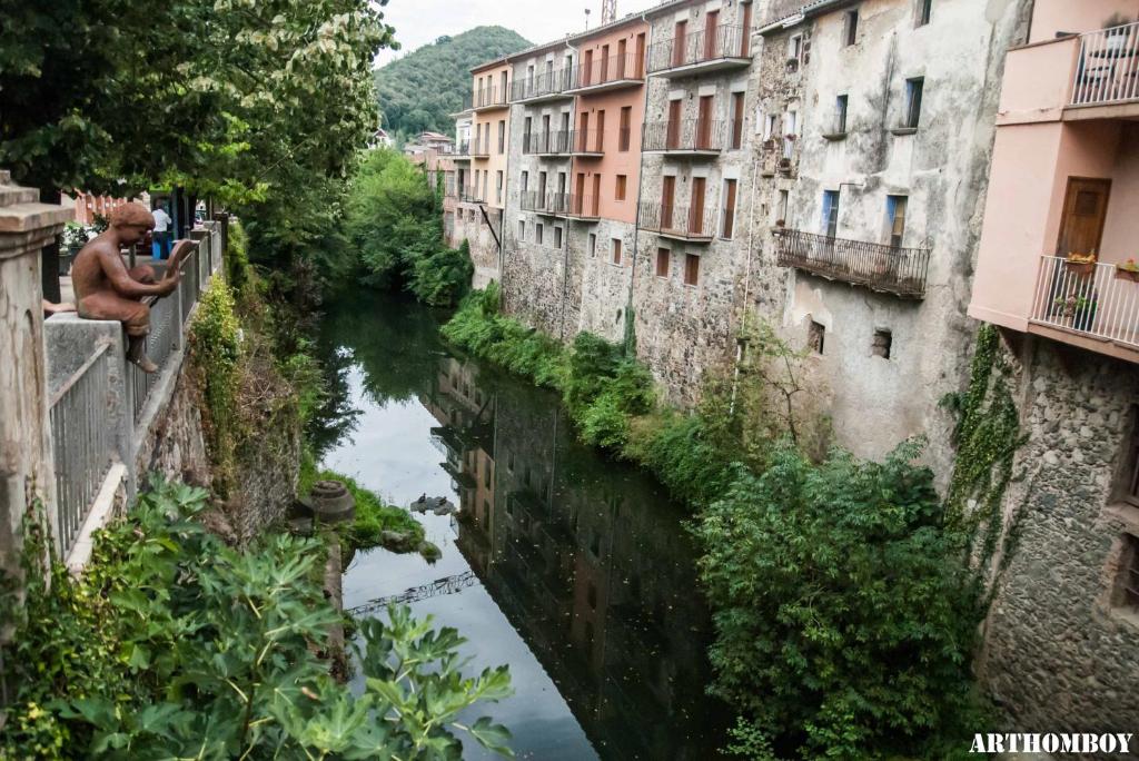 una vista de un río entre dos edificios en Pescallunes - Idílico apartamento a la orilla del río Brugent en Sant Felíu de Pallarols