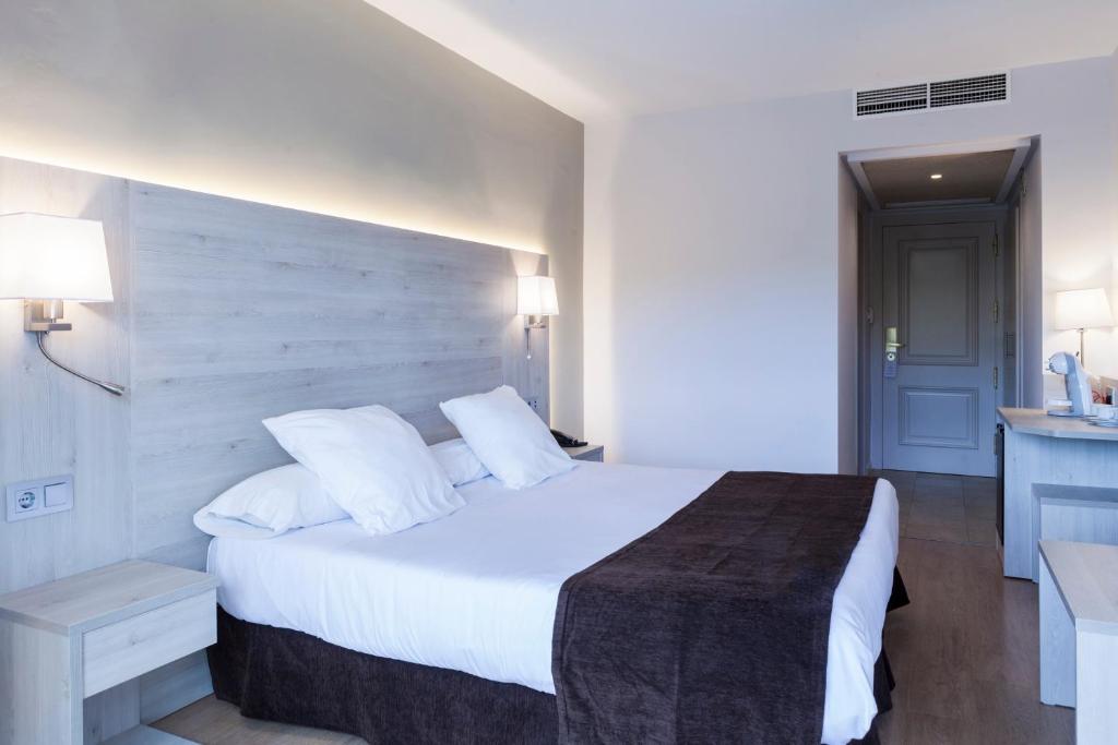 Postel nebo postele na pokoji v ubytování Hotel Helios Lloret