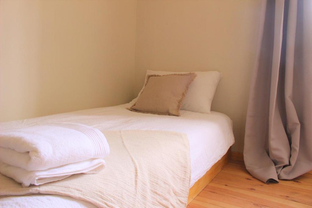 A bed or beds in a room at Esencia Lodge - luxurious off-grid cabin retreat