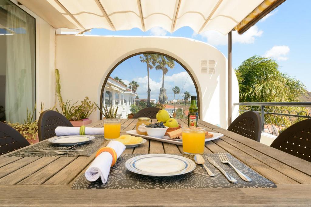 una mesa de madera con comida y bebida en el patio en Vista Atlántico en Aguatona