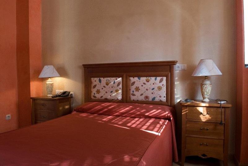 Posteľ alebo postele v izbe v ubytovaní Hotel Esmeralda