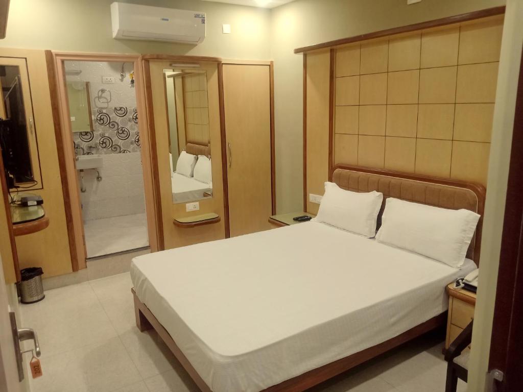 A bed or beds in a room at Hotel Shri Gourav