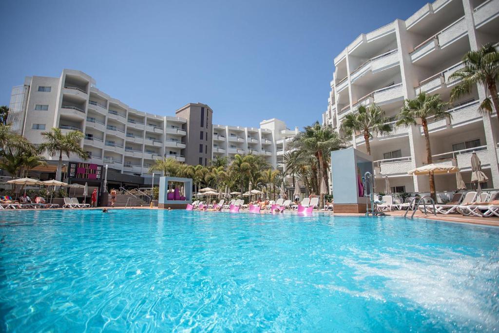 une grande piscine en face d'un hôtel dans l'établissement Servatur Don Miguel - Adults Only, à Playa del Ingles