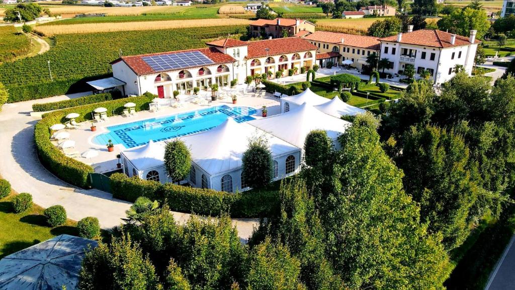  Elle offre une vue aérienne sur une demeure de caractère dotée d'une piscine. dans l'établissement Villa Serena Agriturismo, à Montebelluna