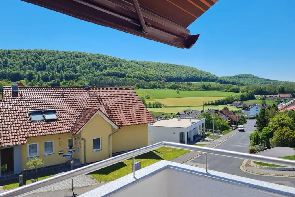 una vista desde el balcón de una casa en Fränkische Rhön Wohnung mit Bergblick ツ, en Bad Kissingen