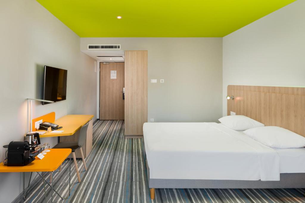 Postel nebo postele na pokoji v ubytování Park Inn By Radisson Zalakaros Hotel & Spa