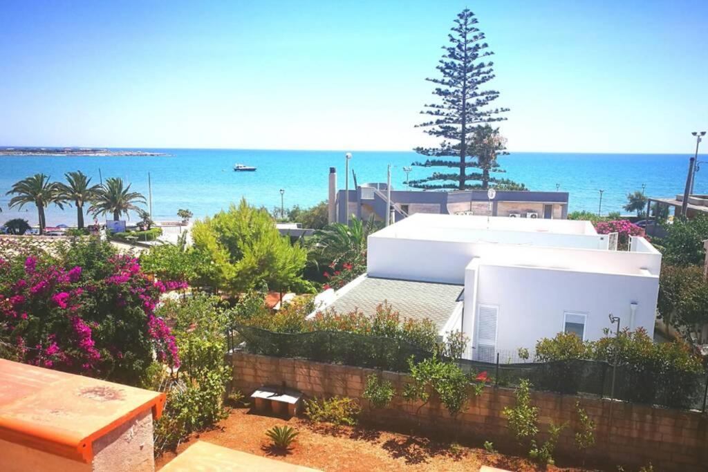 una casa blanca con el océano al fondo en A... Mare Sicilia, en Marina di Modica