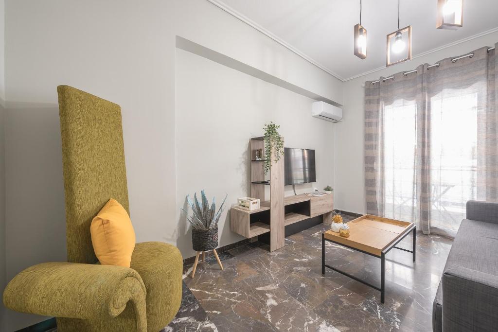 Televízia a/alebo spoločenská miestnosť v ubytovaní Stylish Suite by CloudKeys