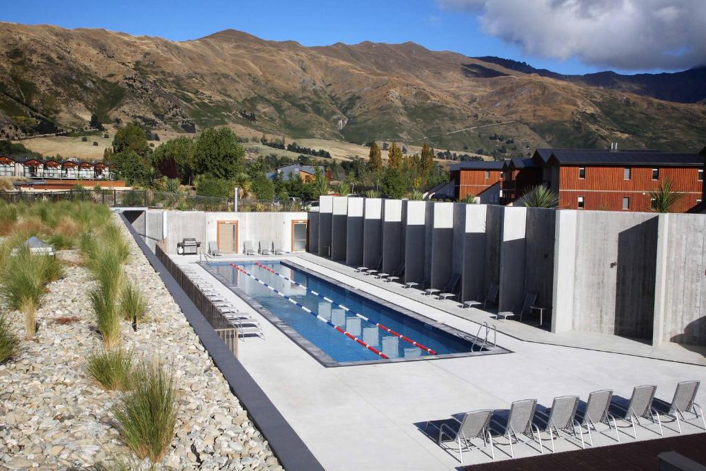Bazén v ubytování Oakridge Resort Lake Wanaka nebo v jeho okolí