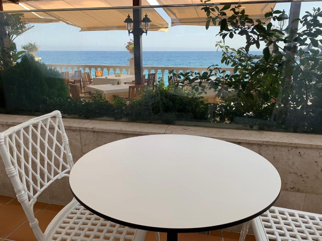 Hotel Costa Brava - 底楼的豪华双人间，阳台和海景