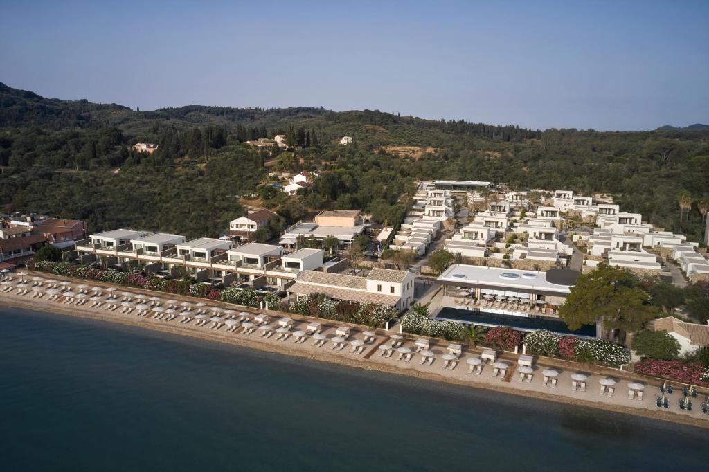 una vista aerea di un resort vicino all'acqua di The Olivar Suites a Mesongi