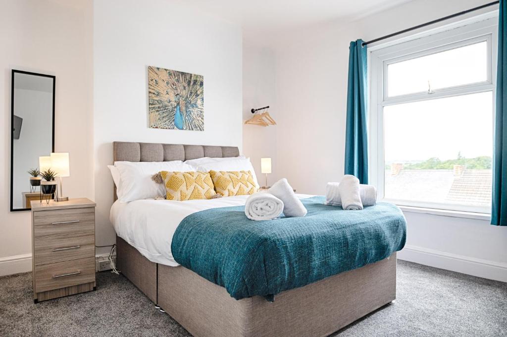Un dormitorio con una cama grande y una ventana en Chesshyre Accommodation - TV in Every Bedroom!, en Swansea