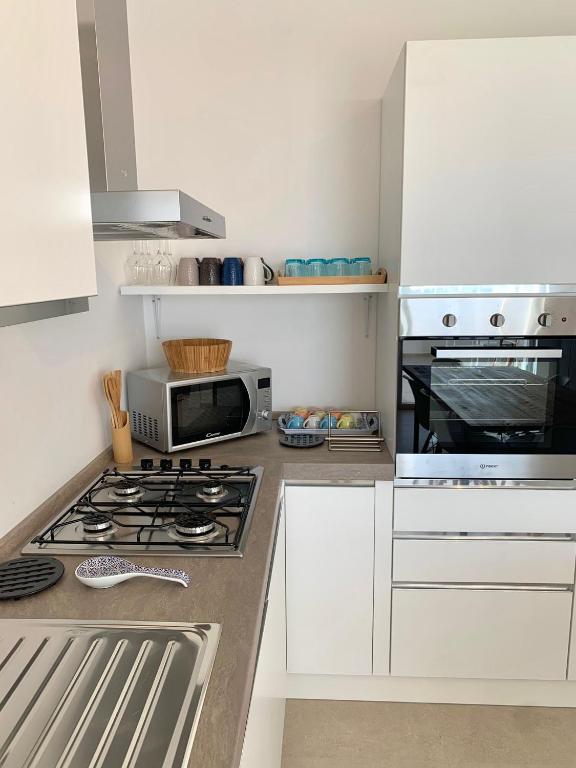 A kitchen or kitchenette at Appartamento Magnolia Deluxe