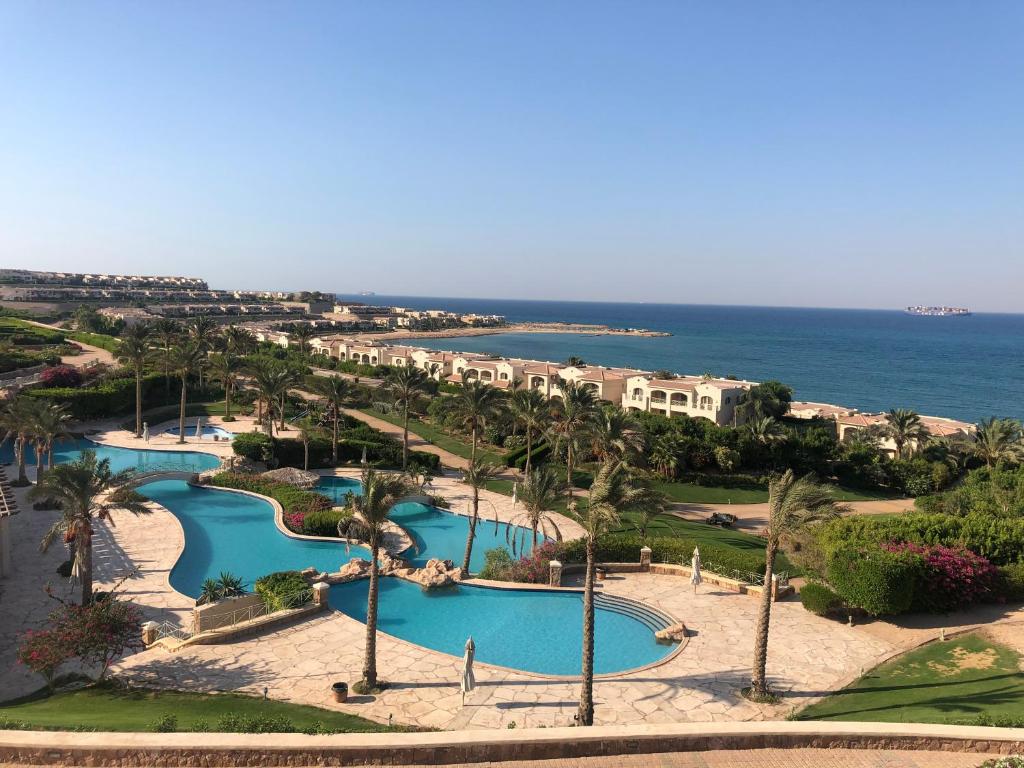 uma vista aérea de um resort com duas piscinas em LA VISTA Ain Elsokhna 1&2 Chalet em Ain Sokhna