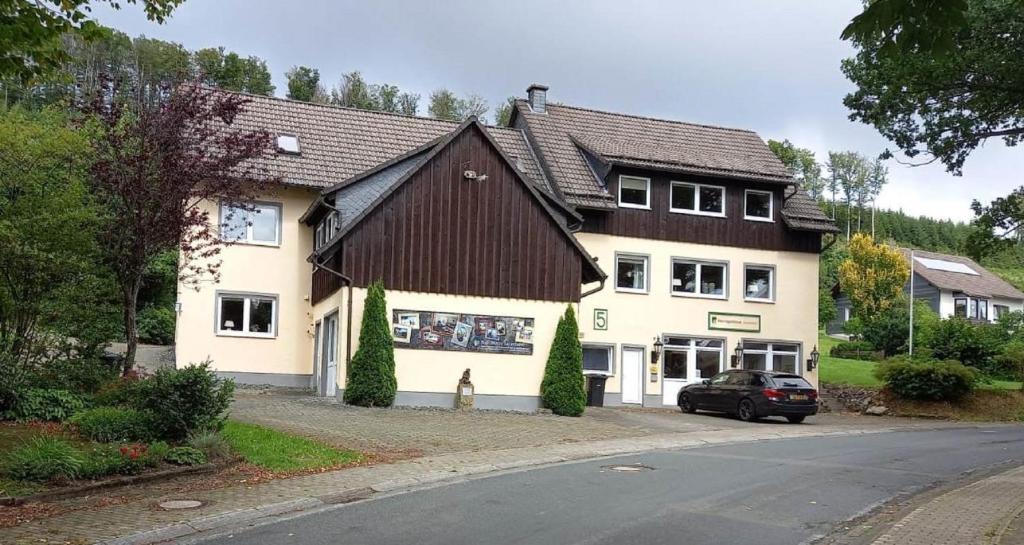 ein großes Haus mit einem davor geparkt in der Unterkunft TopLokatie Sauerland in Winterberg