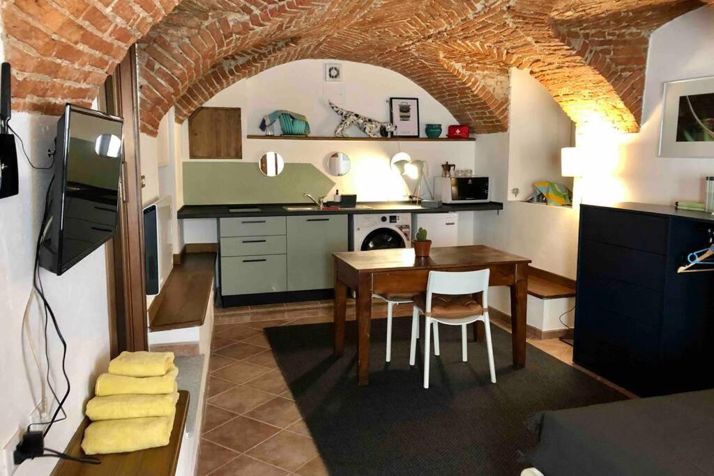 cocina con mesa y comedor en LaPalma2.0, en Ivrea