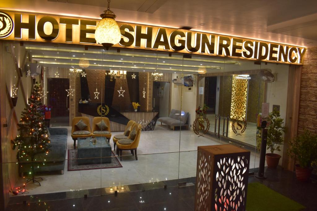 Hotel Shagun Residency في ماثورا: لوبي الفندق مع شجرة عيد الميلاد و علامة وكالة الفندق