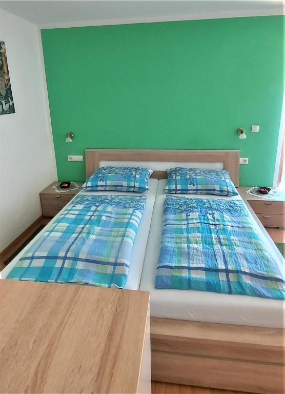 A bed or beds in a room at B&B Gasthaus Lieg