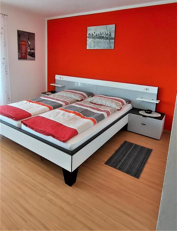 A bed or beds in a room at B&B Gasthaus Lieg