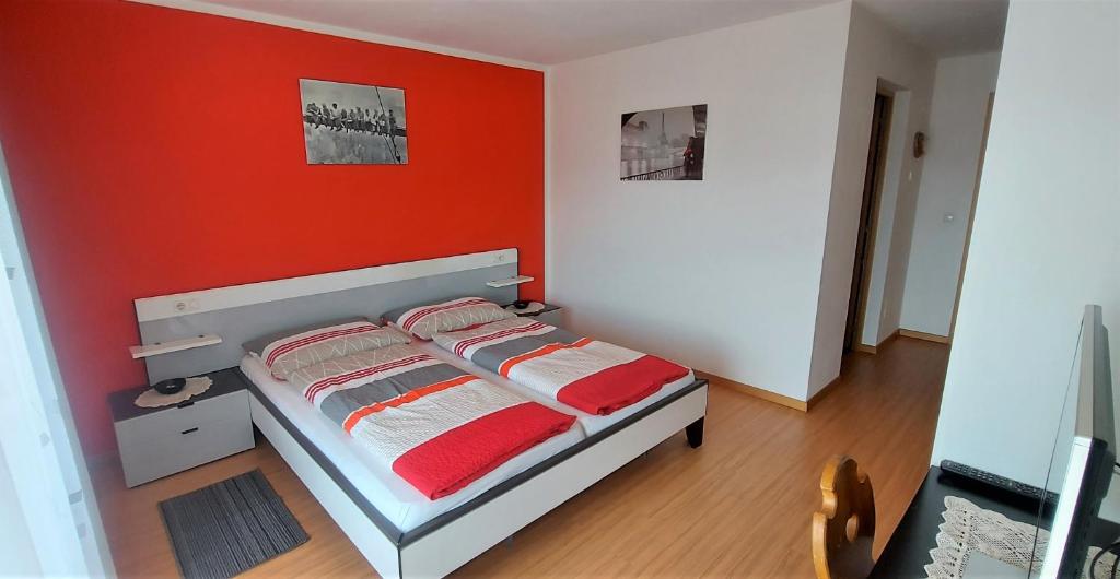 A bed or beds in a room at B&B Gasthaus Lieg