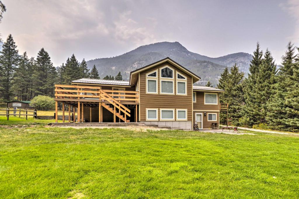 una casa de madera con una montaña en el fondo en Grand Slam Ranch Hike and Fly Fish On-Site!, en McLeod