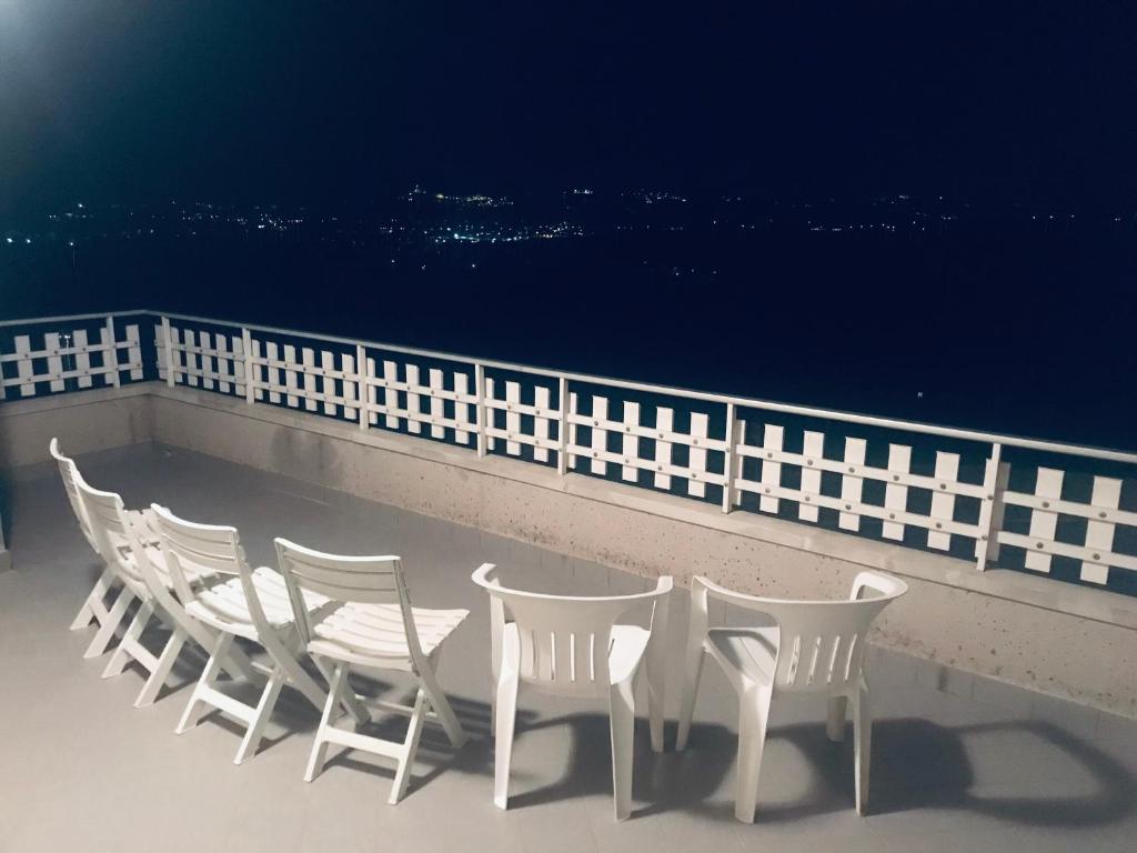 A balcony or terrace at OAK TREE 114 BnB