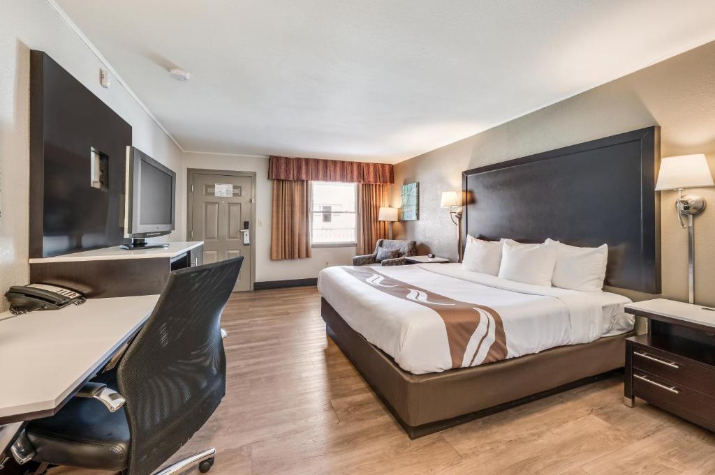 Postel nebo postele na pokoji v ubytování Quality Inn Poughkeepsie