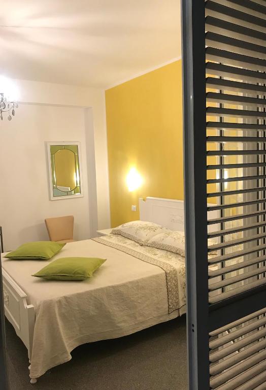 A bed or beds in a room at OAK TREE 114 BnB
