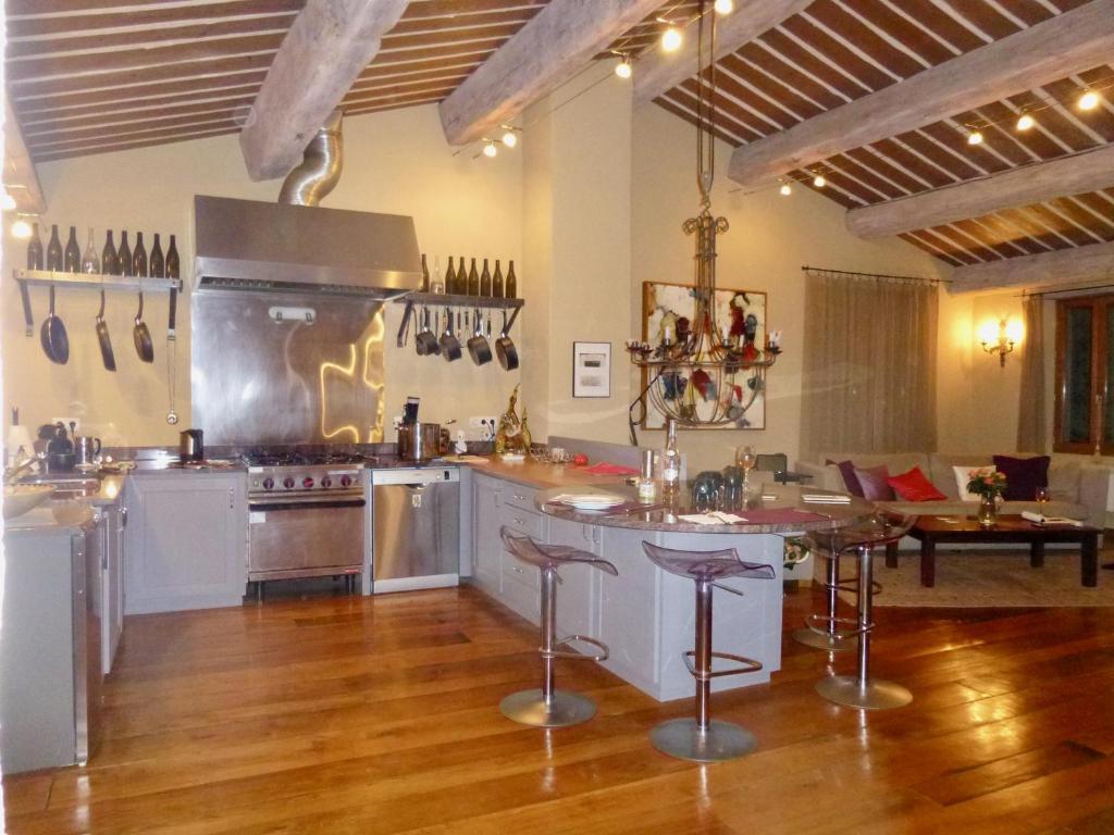 Η κουζίνα ή μικρή κουζίνα στο Exceptional Valbonne Village Historical House