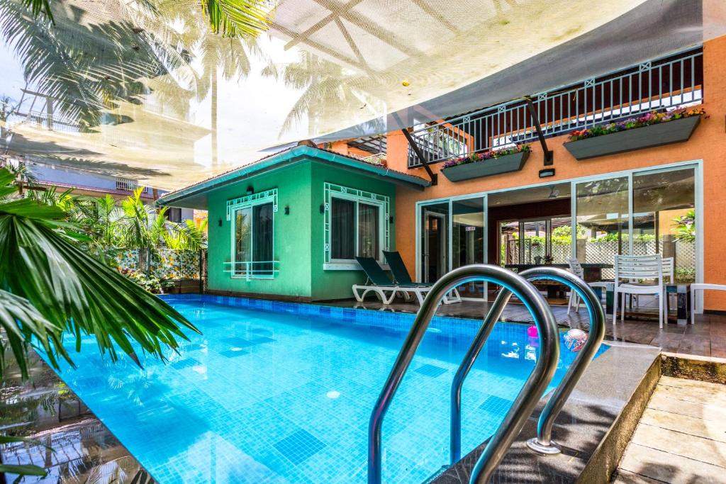 een zwembad voor een huis bij Luxury private pool serviced Villa in Candolim