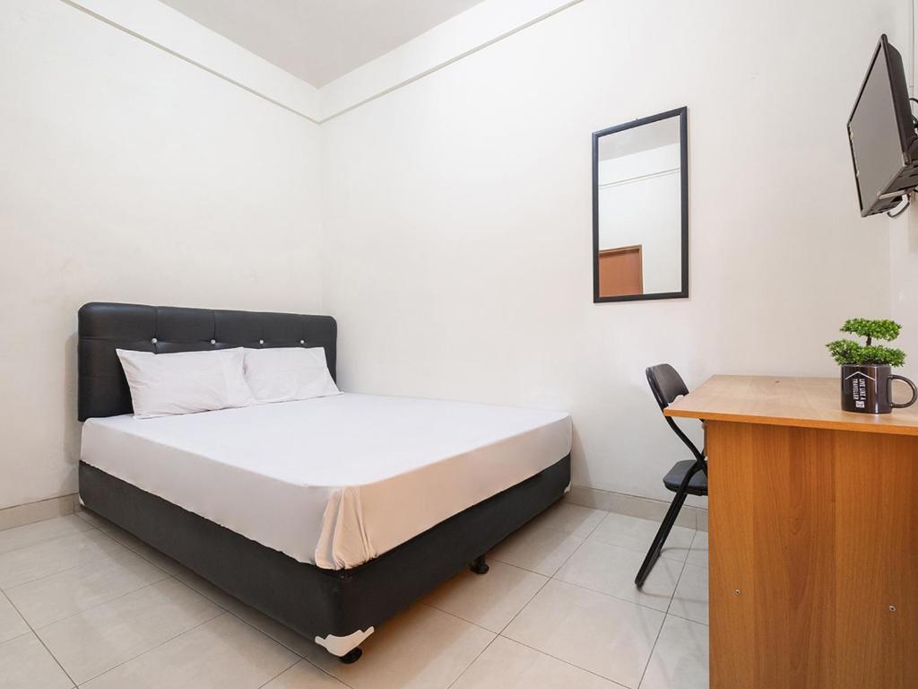 
A bed or beds in a room at OYO Life 2807 Nusa Indah Kost Putri
