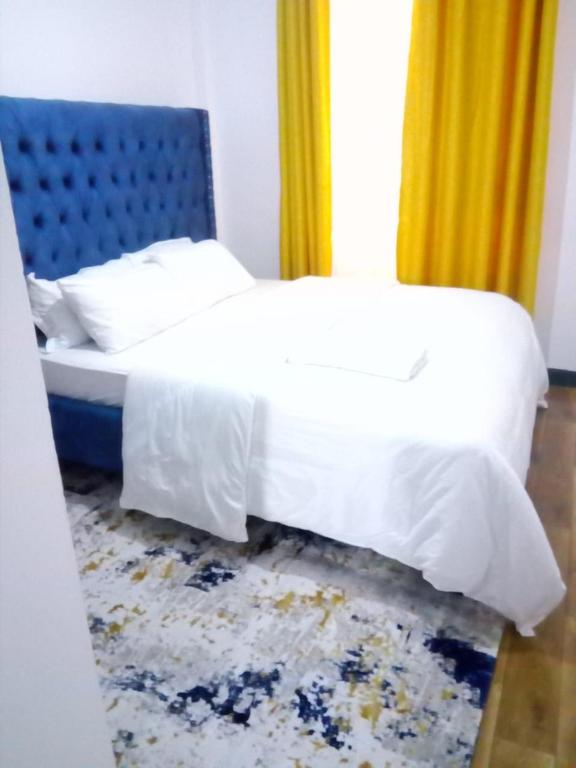 Postel nebo postele na pokoji v ubytování Jacky's Fully Furnished apartments