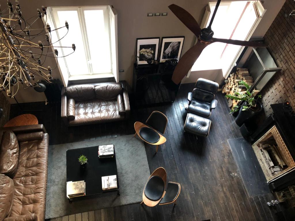 einen Blick über ein Wohnzimmer mit Möbeln in der Unterkunft LIPPI 42 Exclusive Luxury Apartment in Mailand