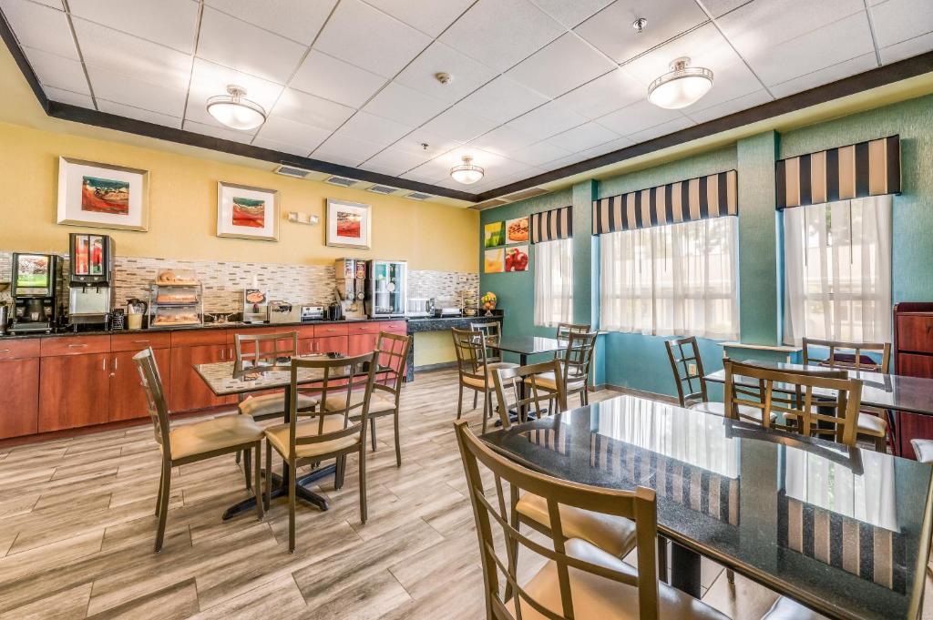 Restaurace v ubytování Rodeway Inn Poughkeepsie