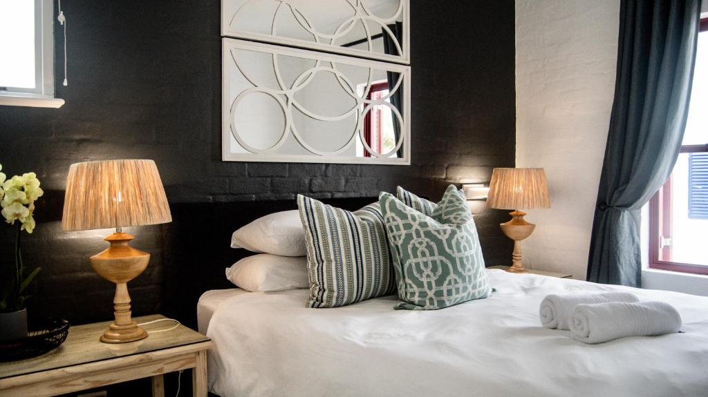 巴利托的住宿－Palm Cove - 31 Akrotiri Santorini，一间卧室配有一张带枕头的床和两盏灯。