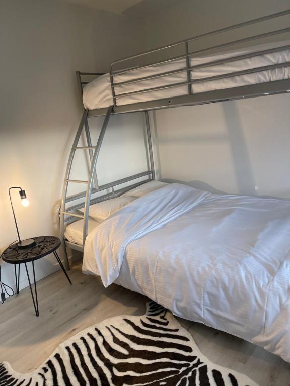 Postel nebo postele na pokoji v ubytování NEOZONE Appart-Hotel Malmedy