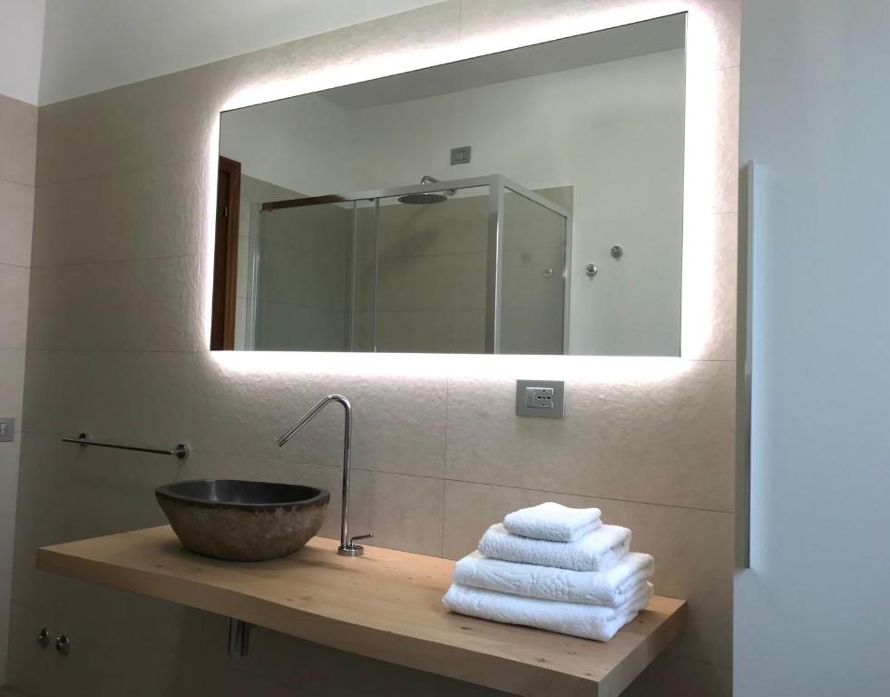A bathroom at OAK TREE 114 BnB