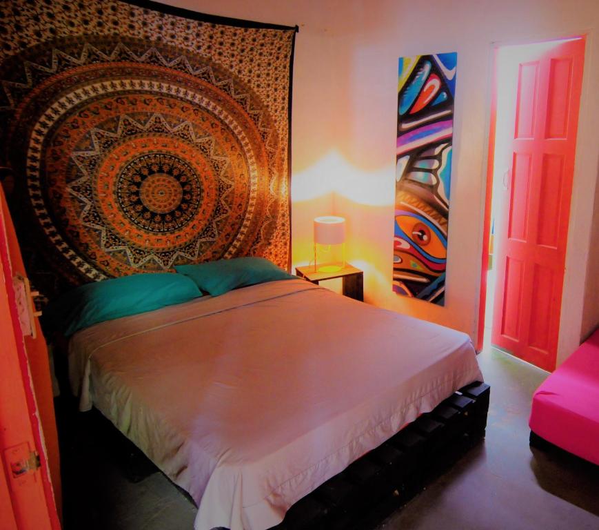 a bedroom with a bed with a large headboard at Hostal La Casa de Juan in Valle de Anton