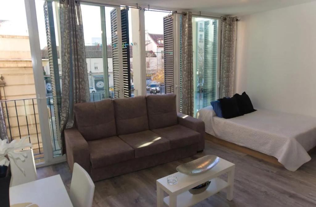 Estudio en Plaza Vara del Rey, Madrid – Updated 2023 Prices
