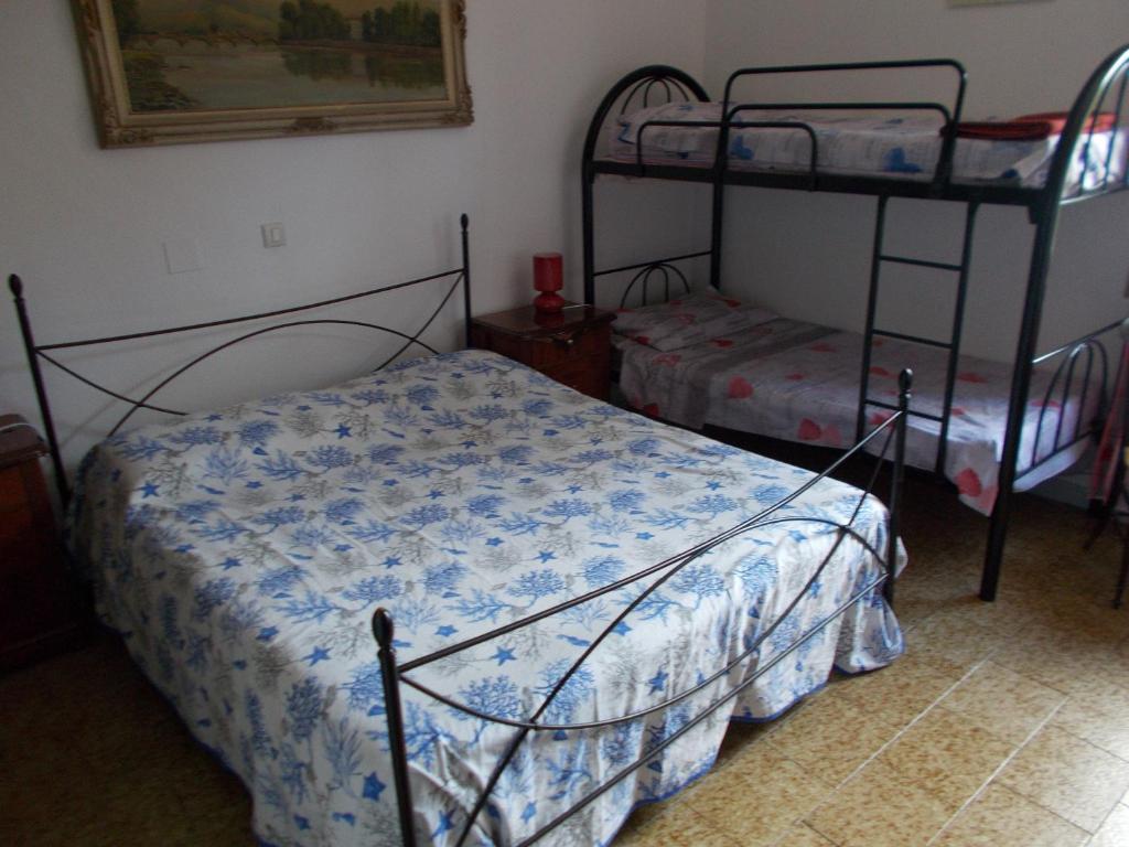 Coltano的住宿－Pigreco，一间卧室配有两张双层床。