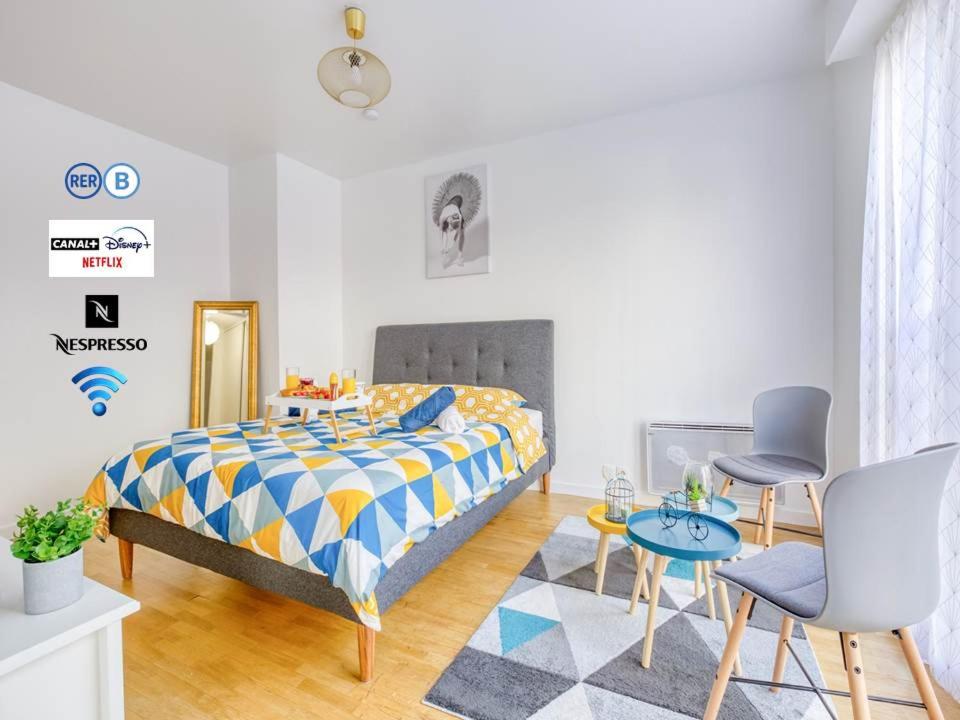 1 dormitorio con 1 cama, mesa y sillas en DÉPLACEMENT PRO & TOURISME - NETFLIX - WIFI - Easy CHECK-IN, en Bourg-la-Reine