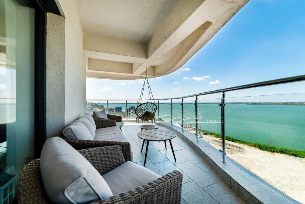 d'un balcon avec des canapés et une vue sur l'océan. dans l'établissement Seaside by Casa del Mar, à Mamaia