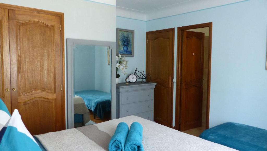 ペルピニャンにあるAppartement Stade Aime Giralのベッドルーム1室(青いタオル付きのベッド1台付)